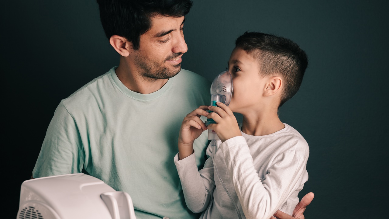 niño con asma respirador